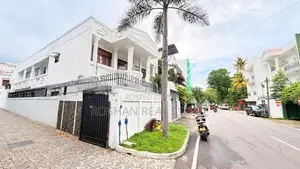 THREE STORIED LUXURY HOUSE FOR RENT COLOMBO 5 SE2583