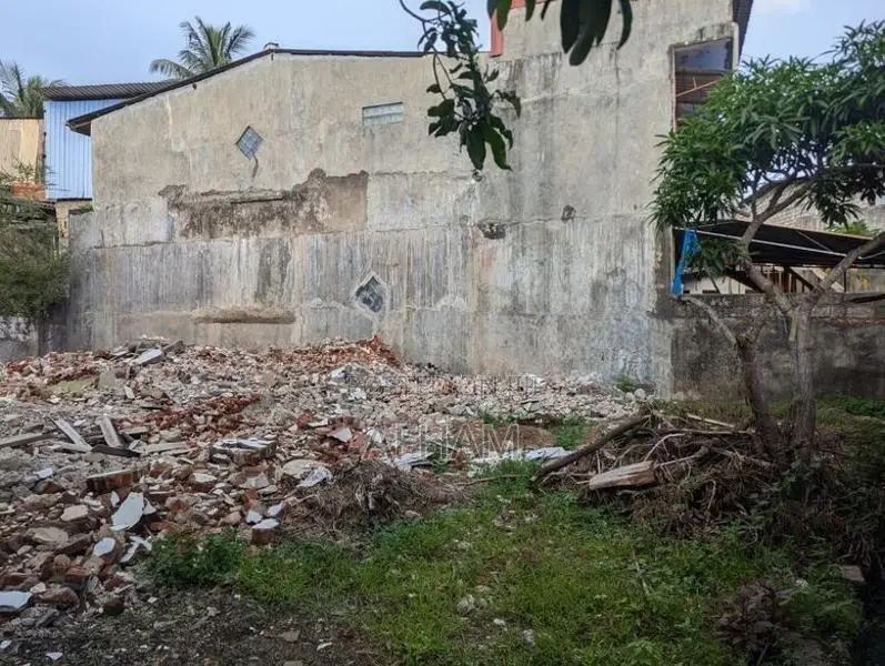 Land - Close to Cargills Food city Wellampittiya