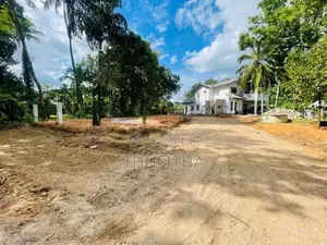 Yakkala නගරයෙන් කොළඹ නුවර ප්‍රධාන පාරට නුදුරින් ඉඩමක්