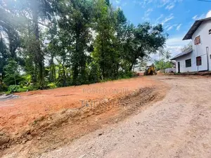 Yakkala නගරයෙන් කොළඹ නුවර ප්‍රධාන පාරට නුදුරින් ඉඩමක්