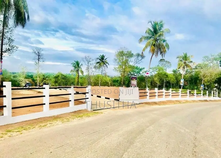 Matara Kekanadura නගරයට ආසන්නයෙන් වෙල්යායකට මායිම්ව අගනා ඉඩමක්