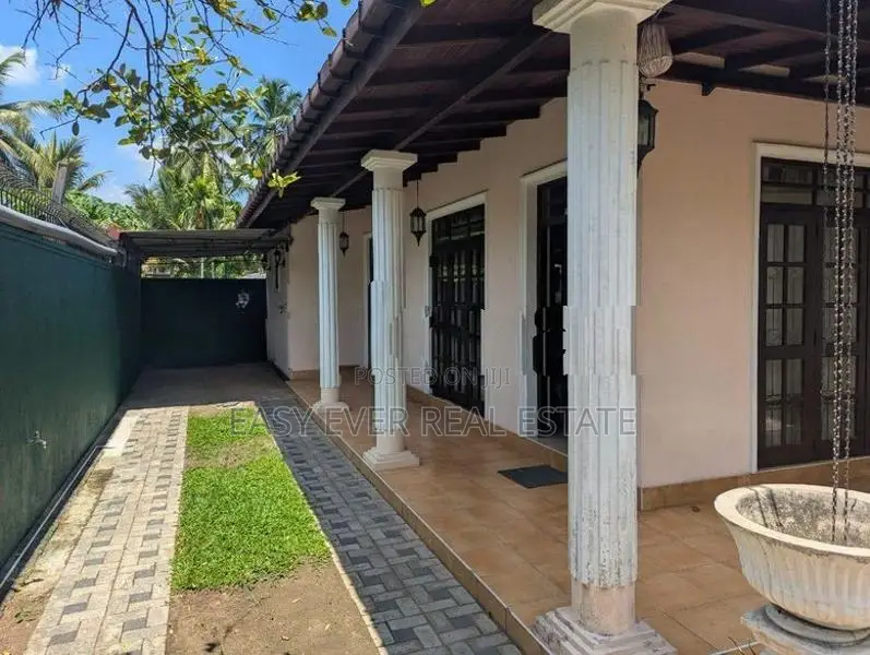 🏡 වැලිවේරිය නගර මධ්‍යයෙන් අංගසම්පූර්ණ දෙමහල් නිවසක්
