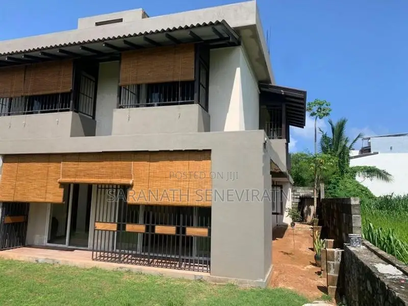 LUXURY HOUSE FOR SALE IN MORATUWA Bordering Bolgoda River Reservation