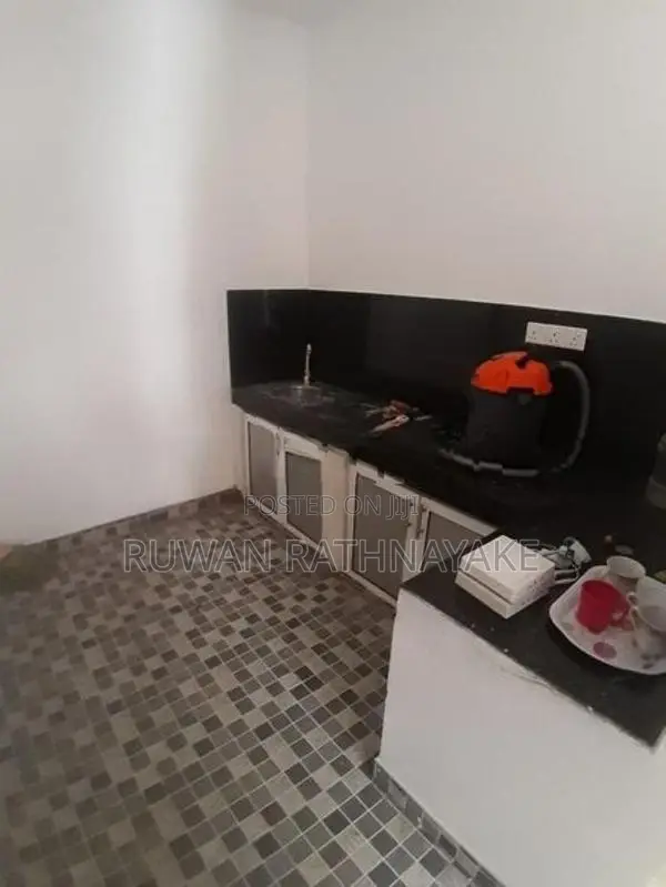 Upstairs House for Rent in Raththanapitiya