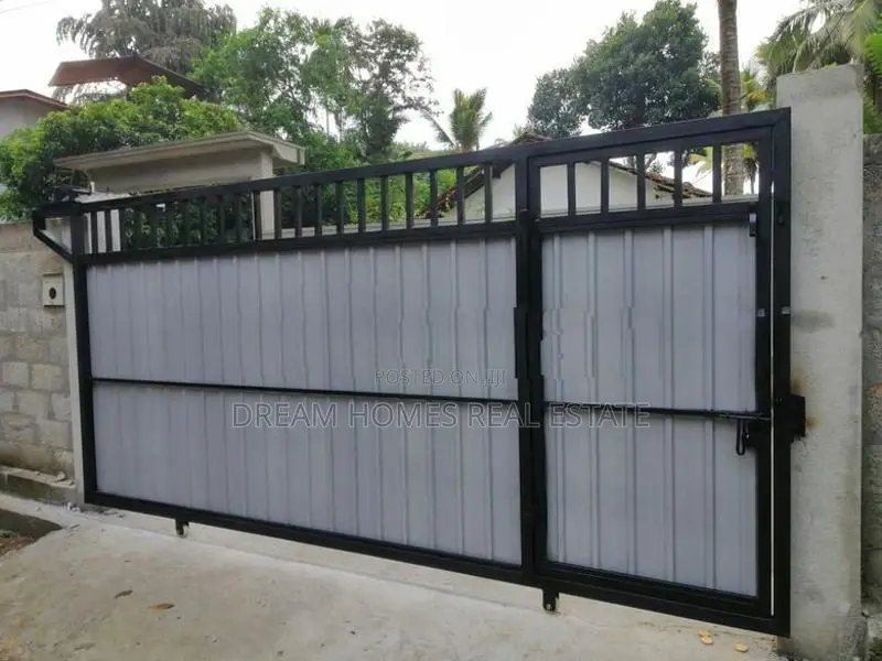 Spacious 20 Perch 2-Storey House for Sale in Moratuwahena Road