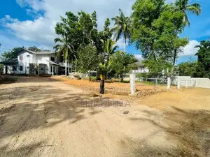 Yakkala නගරයට ආසන්නතම ඉඩම
