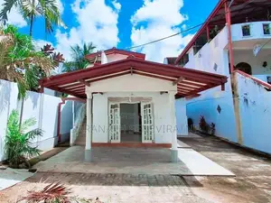 House in Boralesgamuwa - 400 meters to Junction