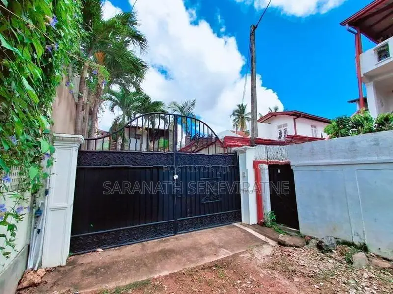 House in Boralesgamuwa - 400 meters to Junction