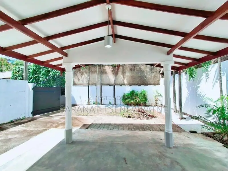 House in Boralesgamuwa - 400 meters to Junction