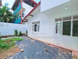 House in Boralesgamuwa - 400 meters to Junction