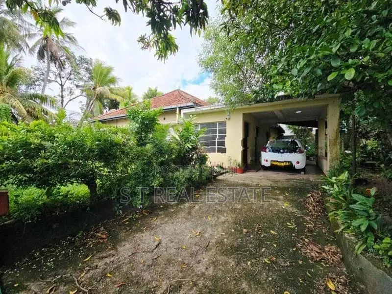30P Land with Old House for Sale in Pita Kotte