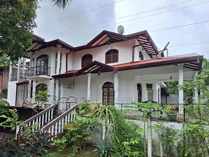 Solid Luxury House With 25 Perches - Sale at Kadawatha