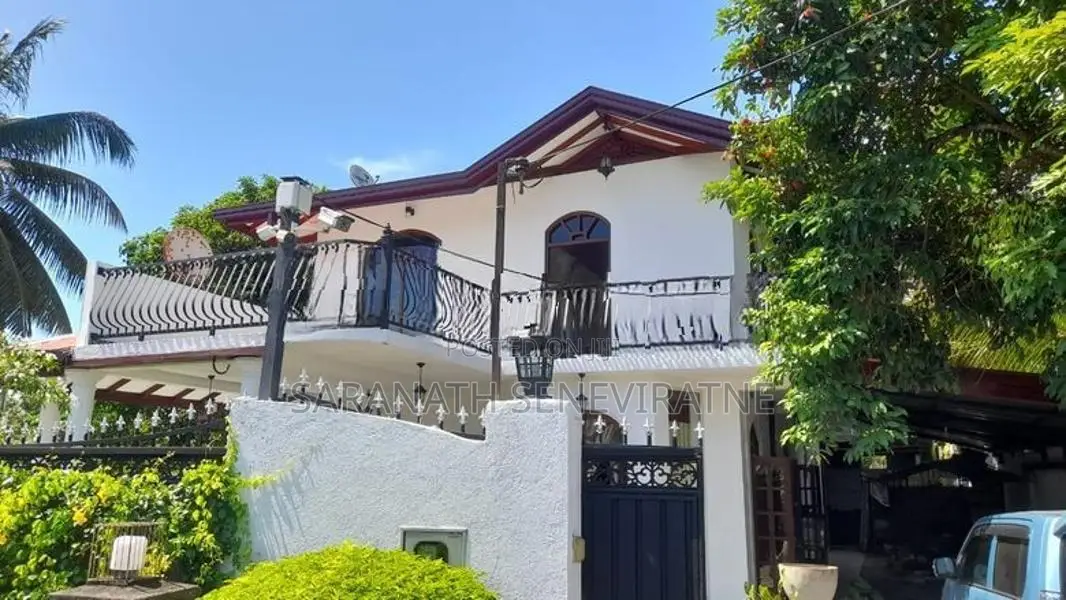 Solid Luxury House With 25 Perches - Sale at Kadawatha