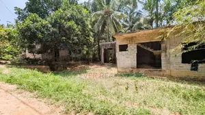 වටිනා ඉඩම සමඟ අඩක් නිමකළ නිවසක් Buthpitiya