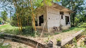 වටිනා ඉඩම සමඟ අඩක් නිමකළ නිවසක් Buthpitiya