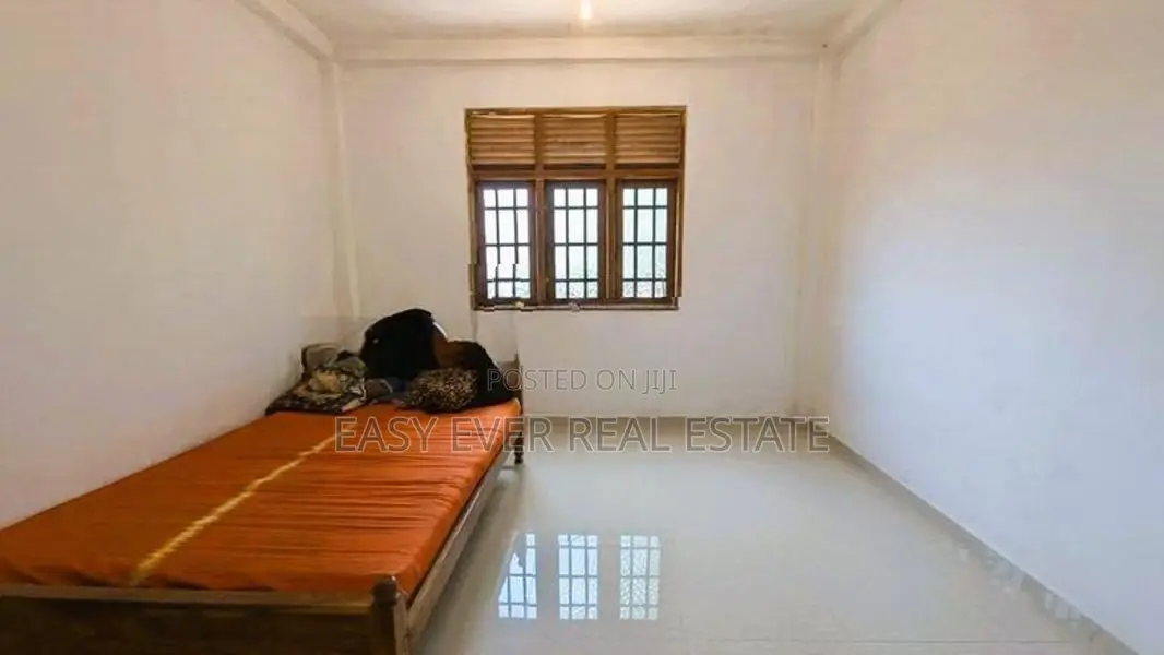 අඩි 20 කාපට් පාරට මුහුණලා ‎දෙමහල් නිවසක් විකිණීමට කඩවත