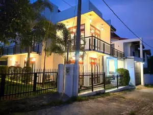 13 Perches - Bricks Walls Luxury 2 Storied House Mattegoda