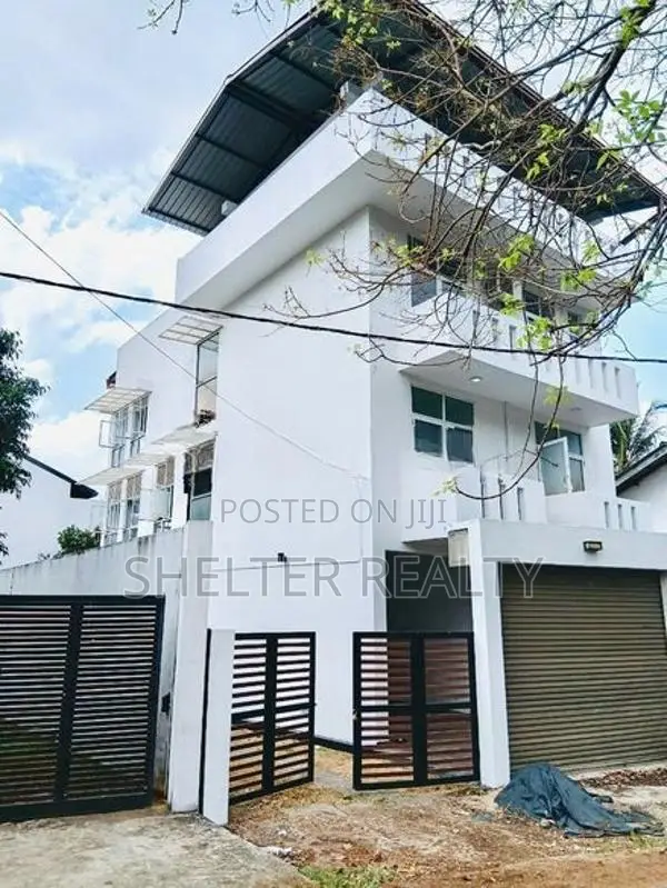 Luxury Spacious 4 Bedroom house for rent in Thalawathugoda
