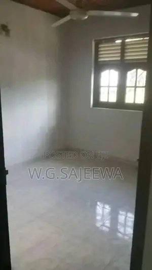 Main road facing Single house rent in Ja Ela (Commercial or Residentia