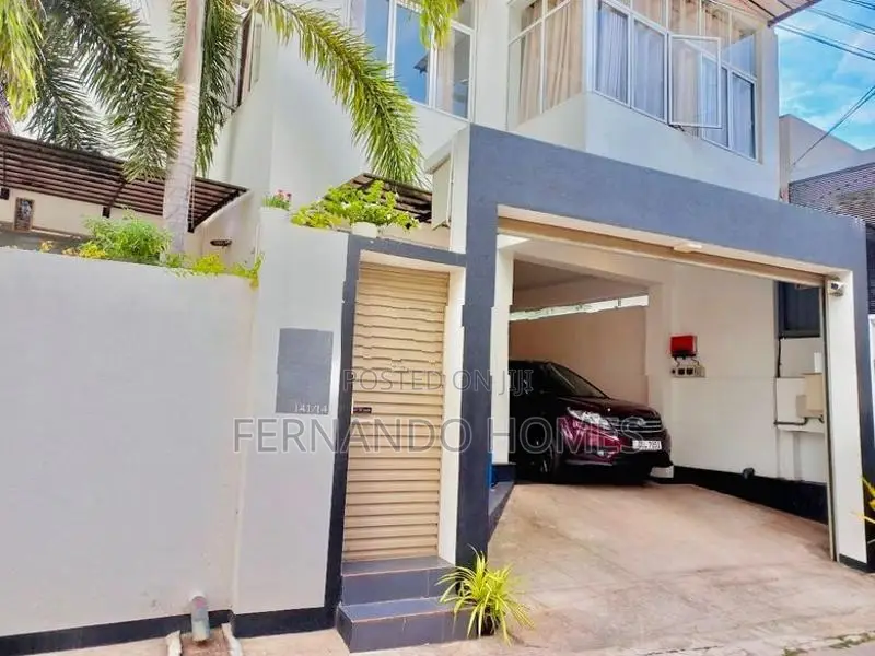 Negombo Town 4 Bed Rooms Solar Power Ac With Good House Sale In