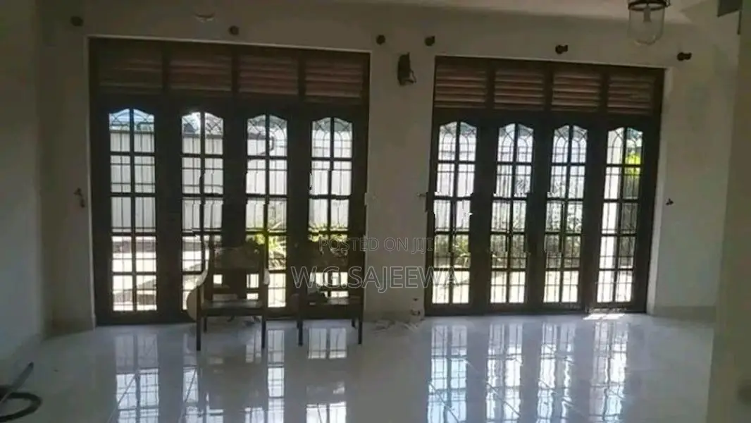 Main road facing Single house rent in Ja Ela (Commercial or Residentia