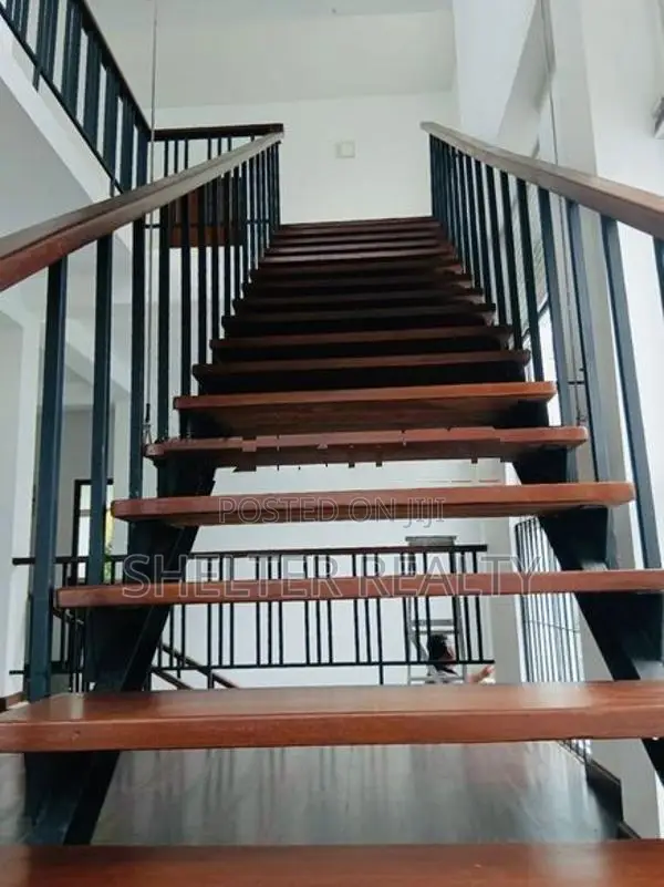 Luxury Spacious 4 Bedroom house for rent in Thalawathugoda