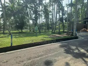 යක්කල කිරිදිවැල පාරට මුහුනලා බිම්කොටස්