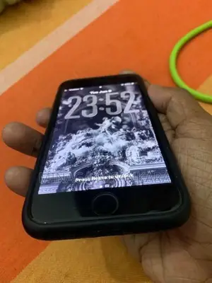 Apple iPhone SE 2 (Used)