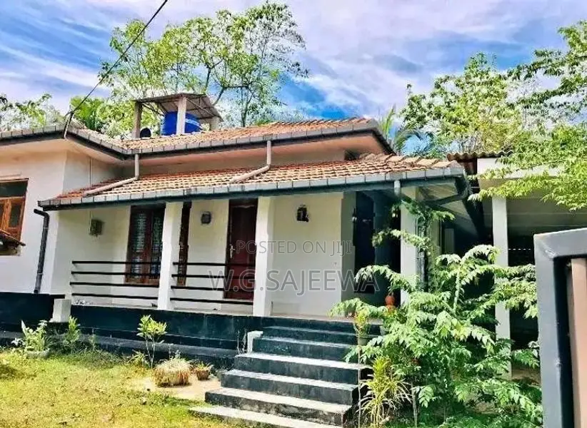 Single complete house sale in Negombo,katana