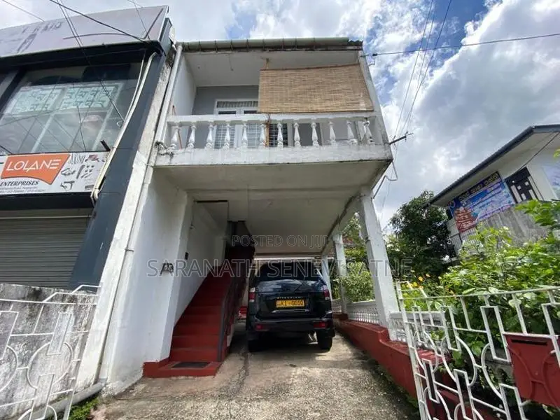 Old House With 3 Meters - 50 Away From Nugegoda Junction