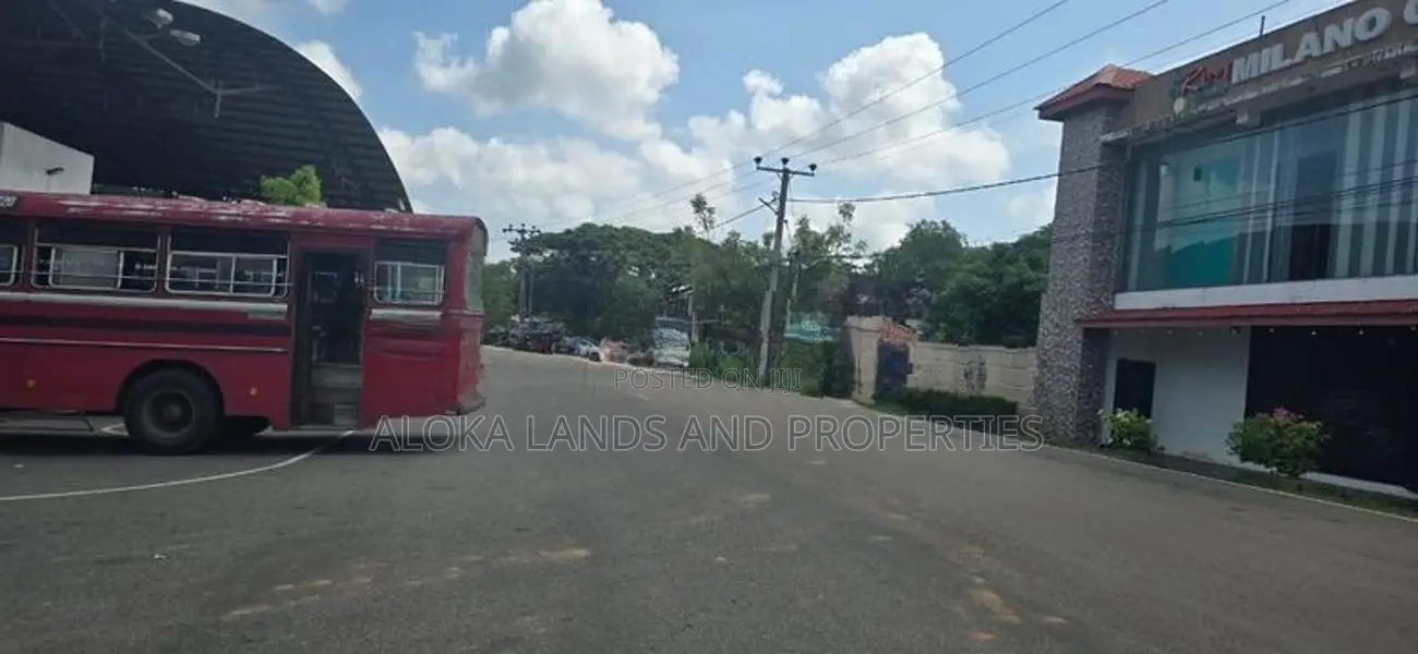 දඹුල්ලබස් නැවතුම්පලට යාබදව අර්ථික මධ්‍යස්ථානයට නොදුරින් ඉඩමක් විකිණීමට
