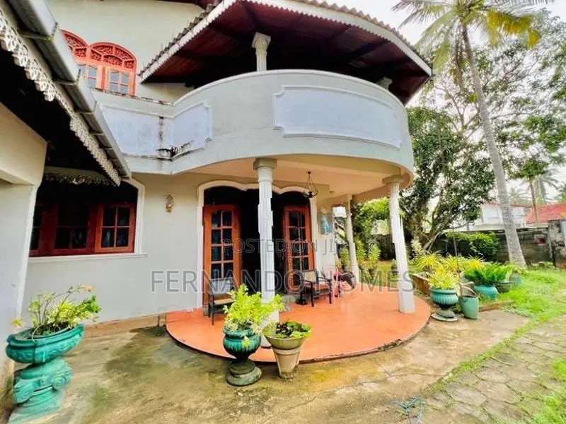 18P Land With 5 Bed Rooms Upstairs House For Sale In Negombo Area