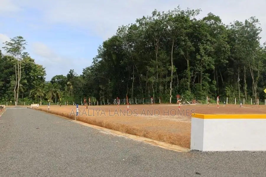 බණ්ඩාරගම කොළඹ 162 ප්‍රධාන බස් මාර්ගයට ඇවිදින දුරින් නේවාසික බිම් කොටස්