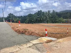 මීපේ ඉංගිරිය (124) ප්‍රධාන බස් පාරට මුහුණලා බිම්කොටස්