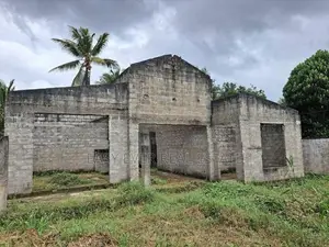 අතුරුගිරියෙන් වටිනා ඉඩමක් සමඟ අඩක් නිම කළ නිවසක්