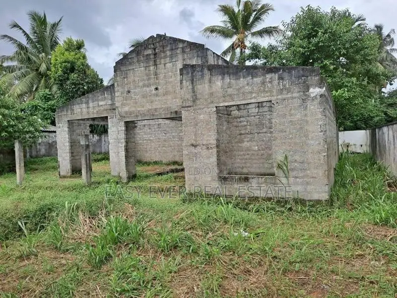 අතුරුගිරියෙන් වටිනා ඉඩමක් සමඟ අඩක් නිම කළ නිවසක්