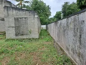අතුරුගිරියෙන් වටිනා ඉඩමක් සමඟ අඩක් නිම කළ නිවසක්