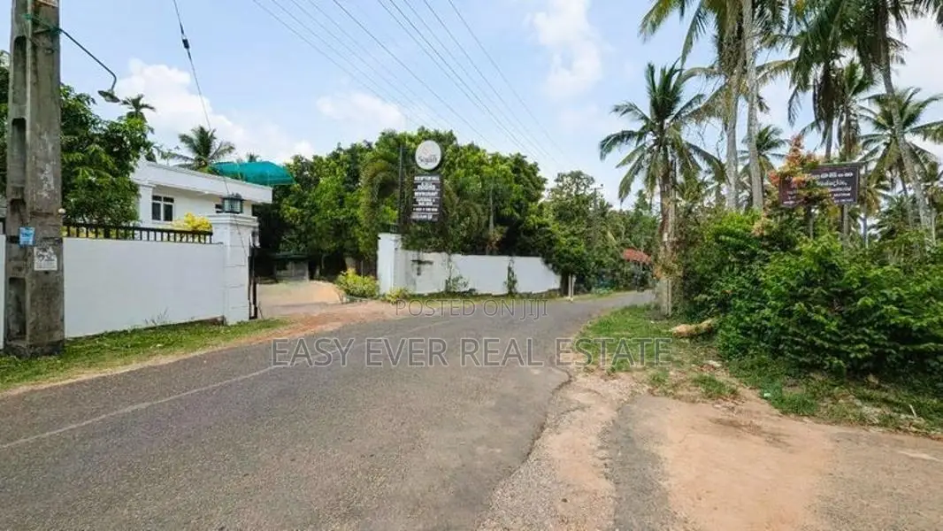 වේයන්ගොඩ පර්චස් 15 ක වටිනා බිම්කොටසක්