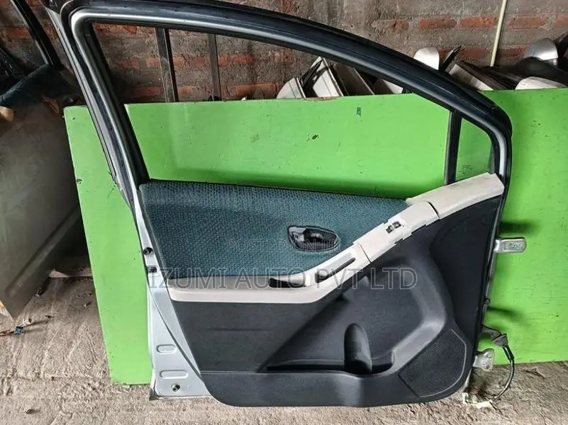 Toyota Vitz Ksp90 Left Front Door complete