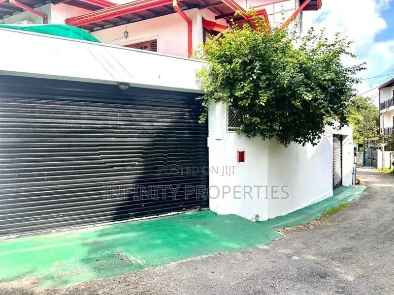 03 Story House & 06 P sale At Temple Road Maharagama