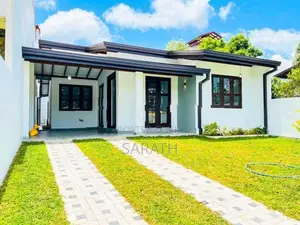 මාලබේ නගරයෙන් නවීන ගෘහ නිර්මාණ ශිල්පයෙන් නිර්මාණය කරන ලද නිවසක්