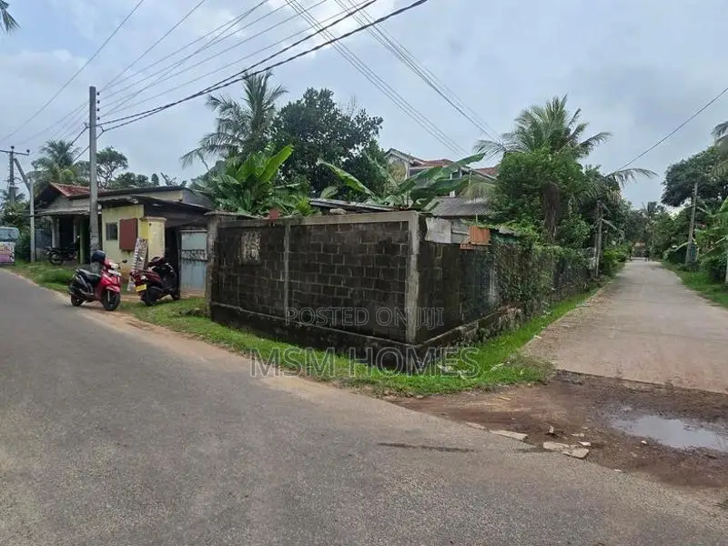 Valuable Land With 2 Bed Rooms House For Sale in Negombo