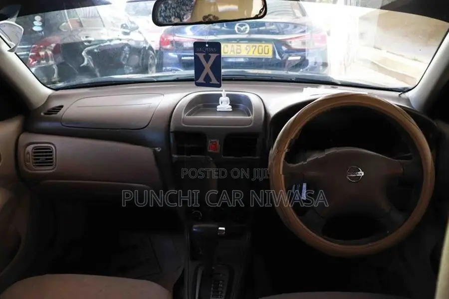 Nissan N 16 2010