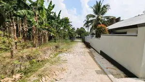 වැලිවේරිය නගරයට ආසන්නයෙන් වටිනා බිම් කොටසක්