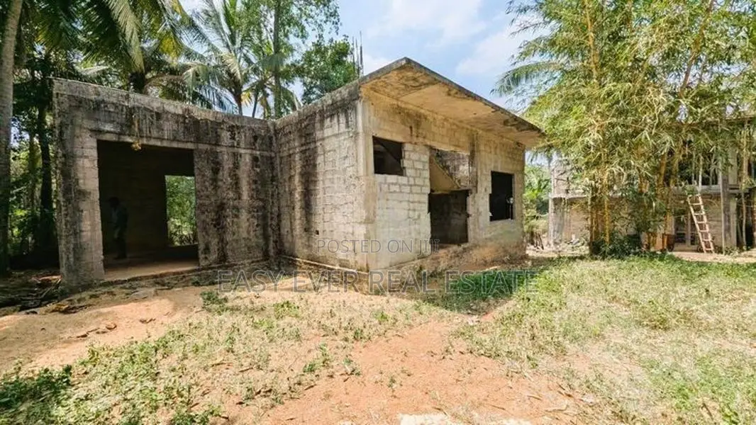 ඉඩම සමඟ අඩක් නිමකළ නිවසක් Miriswaththa
