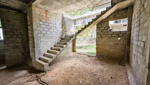 ඉඩම සමඟ අඩක් නිමකළ නිවසක් Miriswaththa