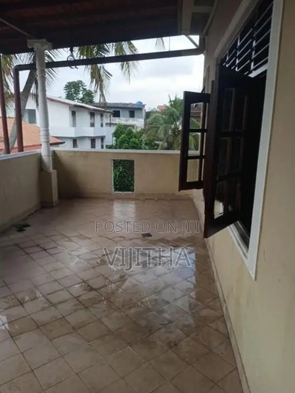 Up stair unit for rent