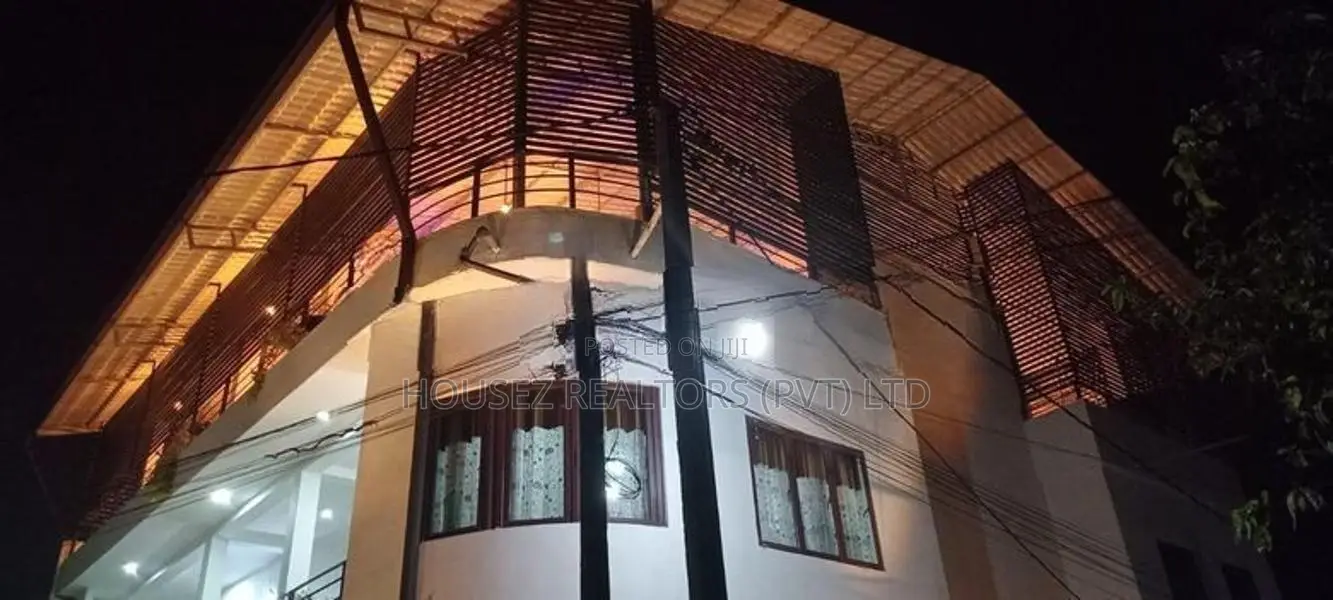 Luxury 3-Storey House for Sale – Morawatta