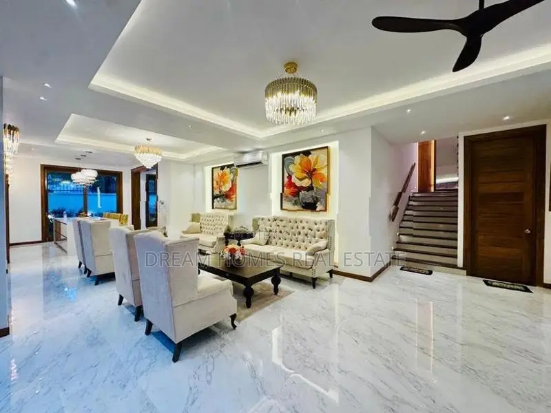 BatUltra-Luxury Mansion for Sale in Jayanthipura