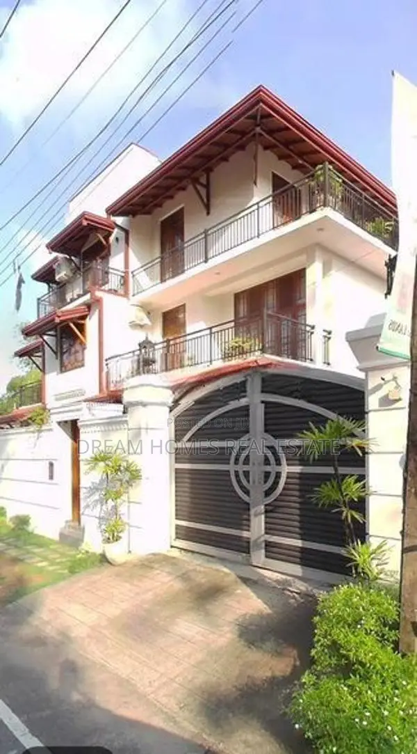 Spacious Luxury 3-Storey House for Rent – Pannipitiya